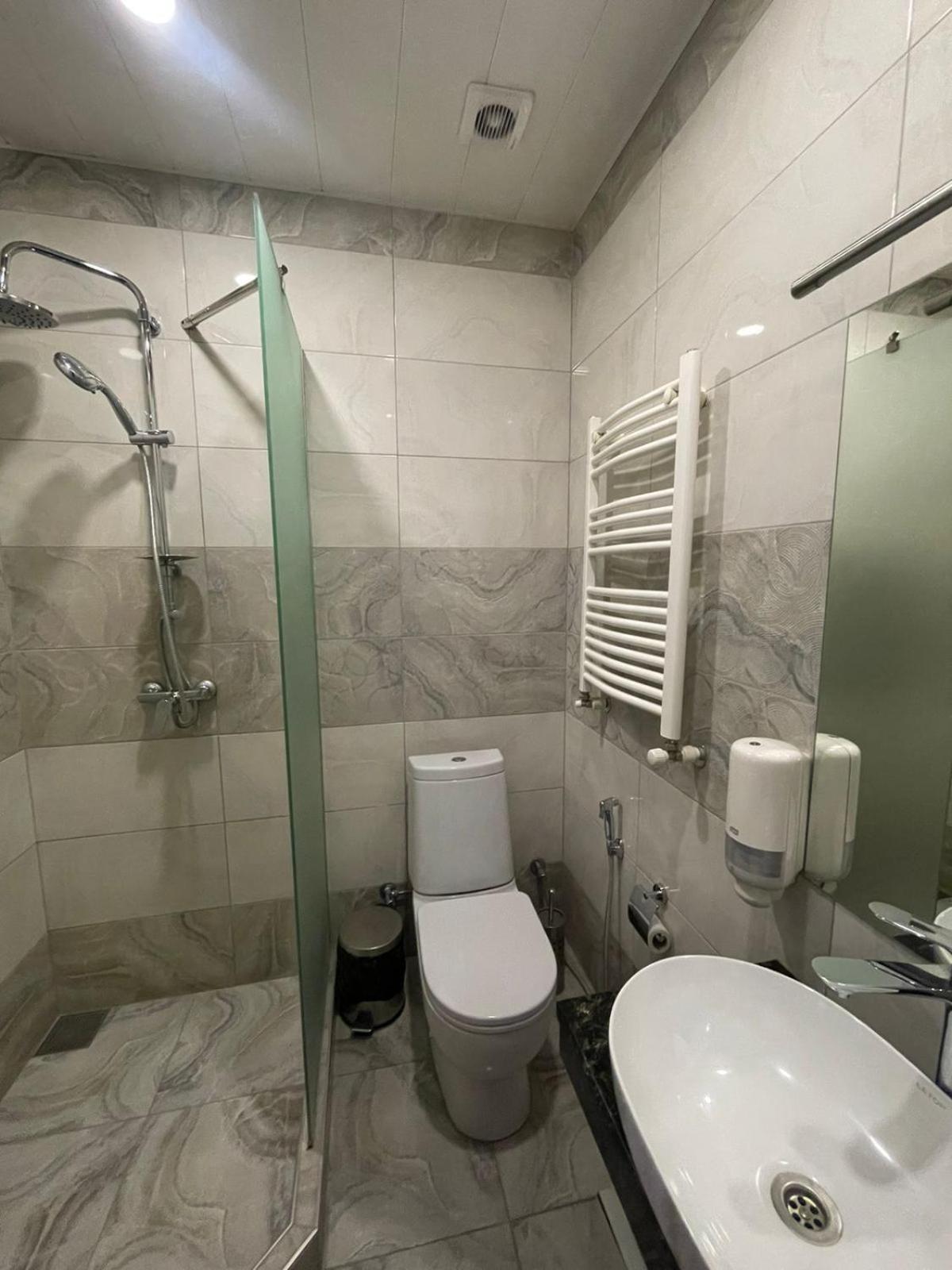 4Room Hotel Erevan Esterno foto