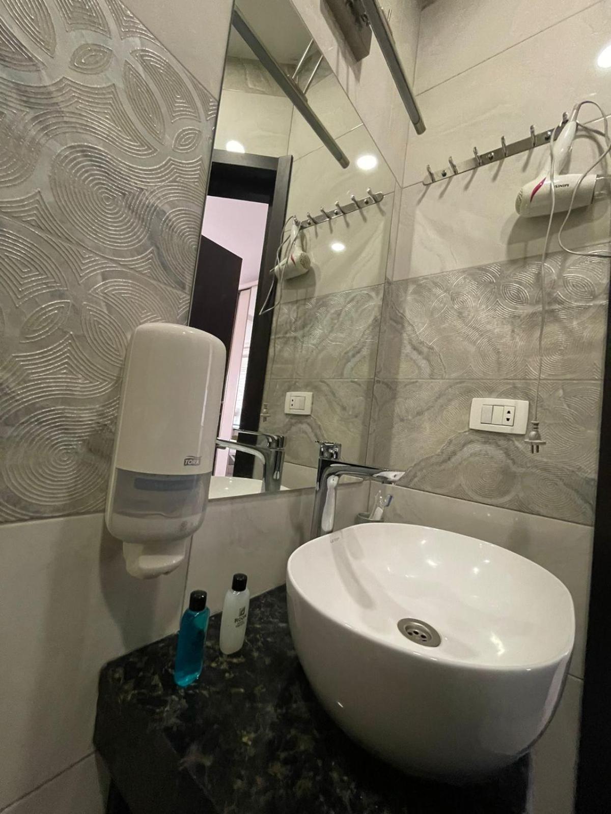 4Room Hotel Erevan Esterno foto