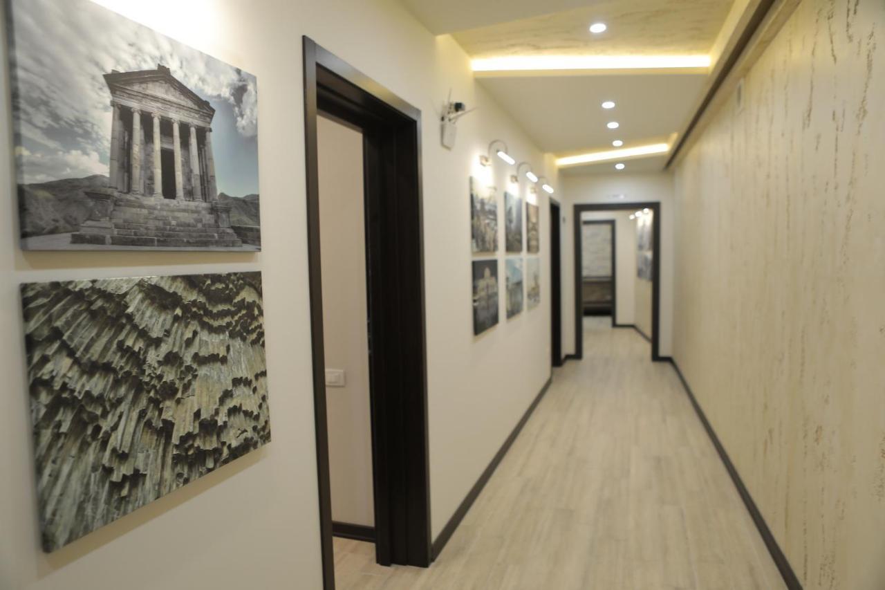 4Room Hotel Erevan Esterno foto