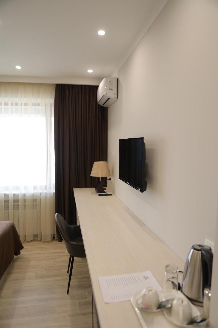 4Room Hotel Erevan Esterno foto