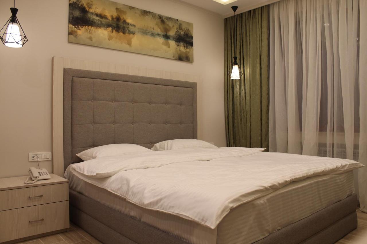 4Room Hotel Erevan Esterno foto