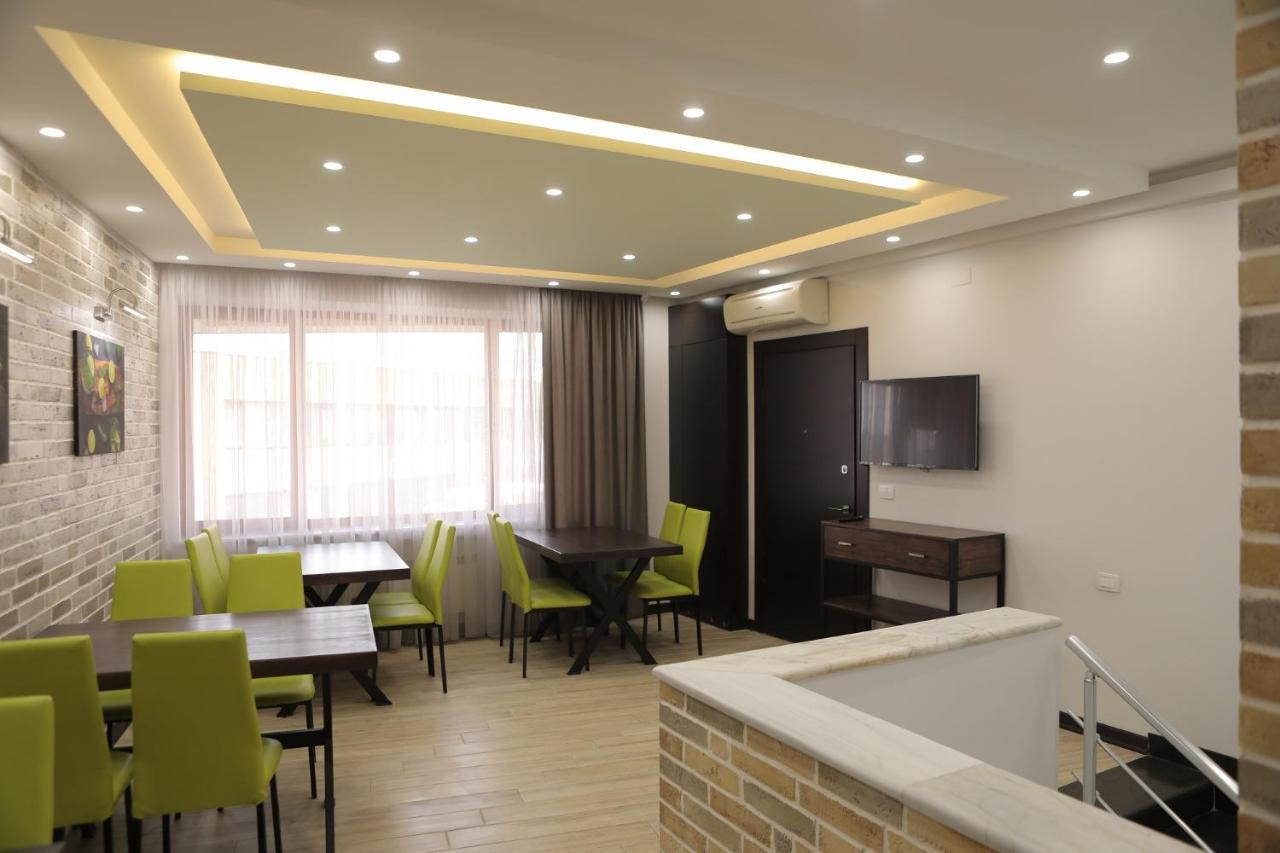 4Room Hotel Erevan Esterno foto