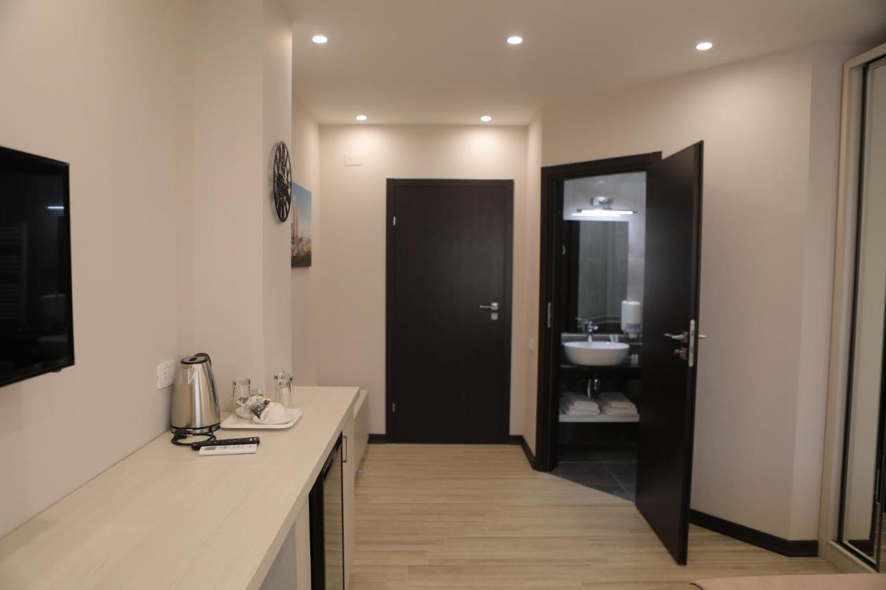 4Room Hotel Erevan Esterno foto